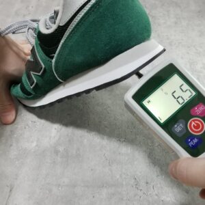 ニューバランス373のつま先のやわらかさを計測