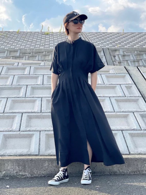 男女219人に聞いた スカートにスニーカーはダサい Ng Okなコーデの合わせ方も全紹介 すにらぼ