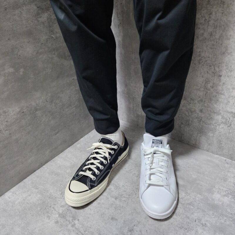 右足にCT70、左足にスタンスミス